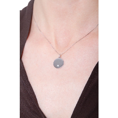 Collier avec médaille ronde en or blanc 18k et diamant