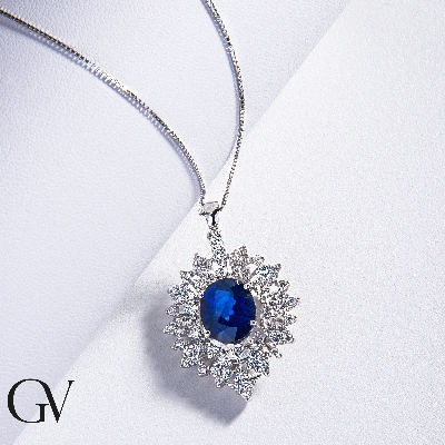 Collier design en or blanc 18k avec saphir bleu et diamants