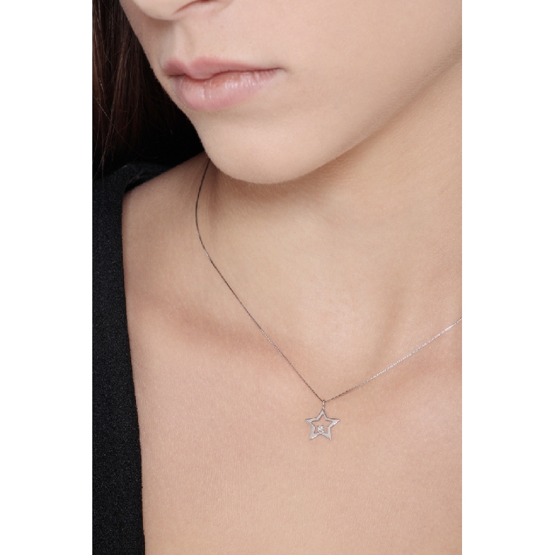 Collier avec pendentif étoile et diamant