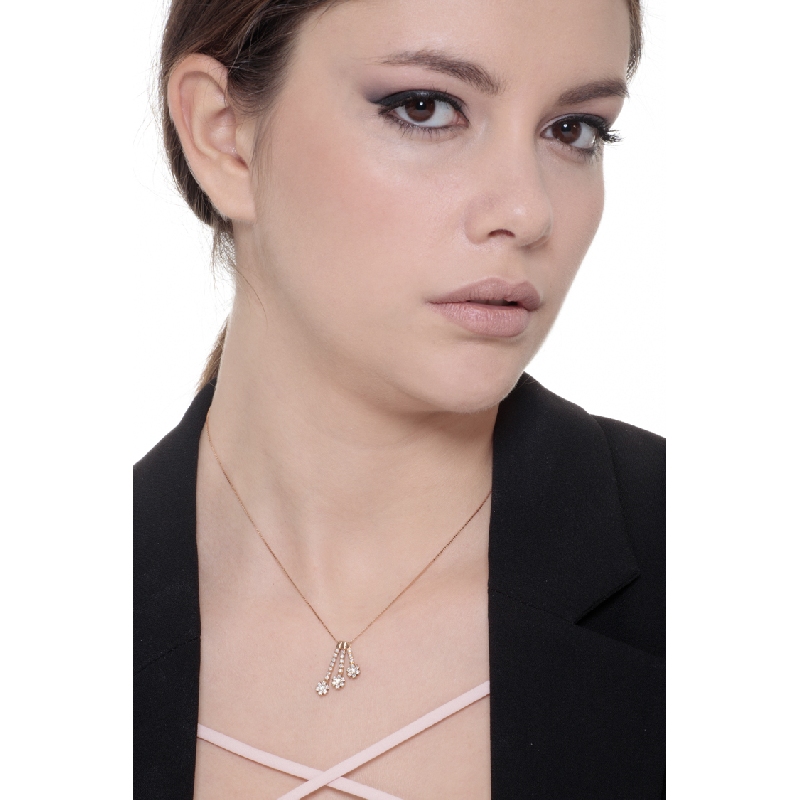 Collier en or rose avec trois fleurs de diamants