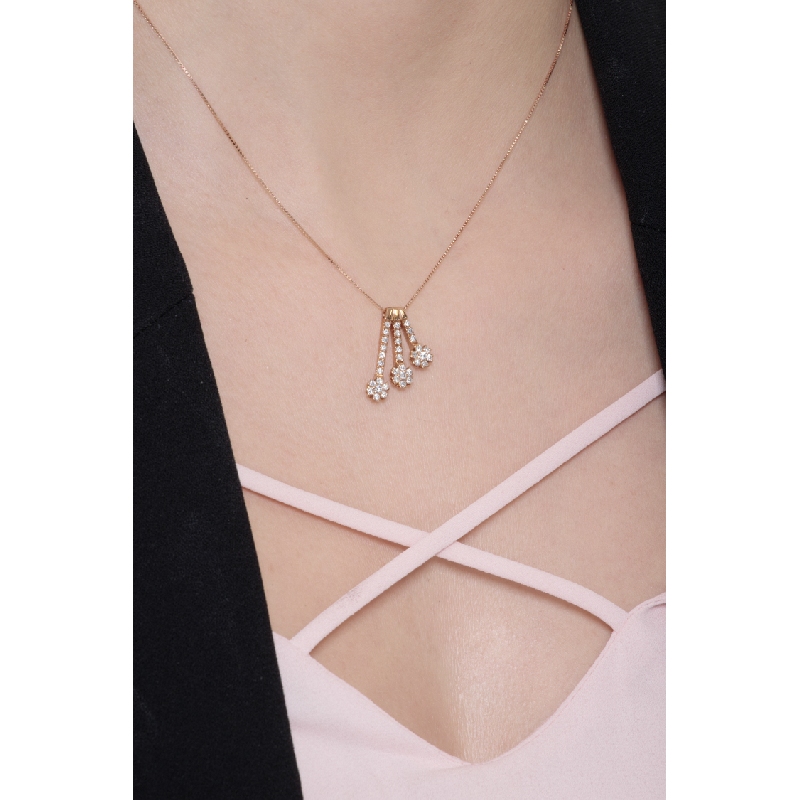 Collier en or rose avec trois fleurs de diamants