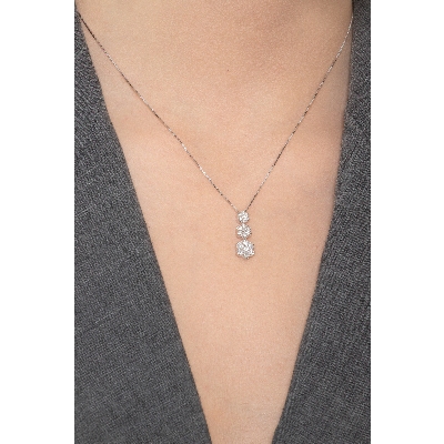 Collier en or blanc 18k avec pendentif trilogy fleur en diamants