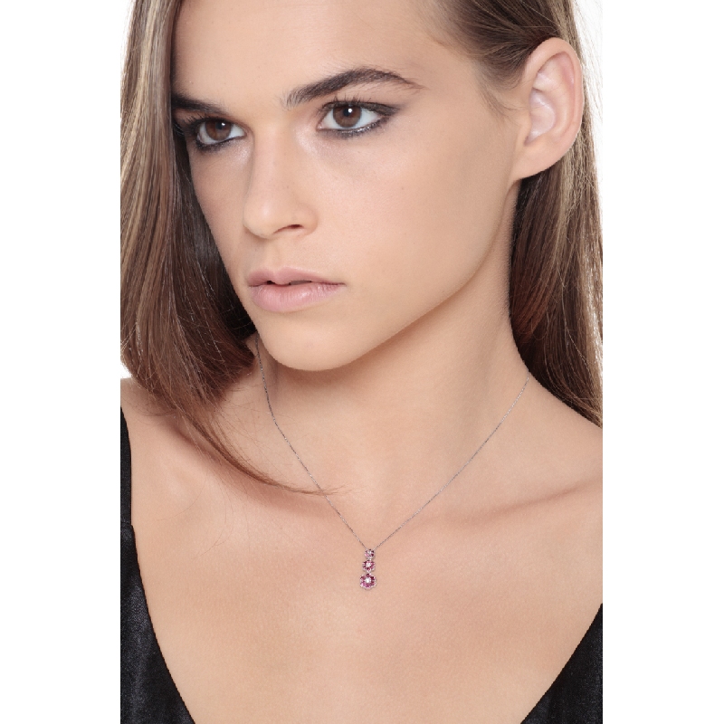 Collier trilogie en or blanc 18k avec trois fleurs avec rubis