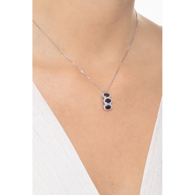 Collier en or 18k avec trois saphirs bleus ovales et diamants