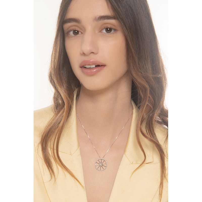 Collier en or blanc 18k avec pendentif en forme de roue