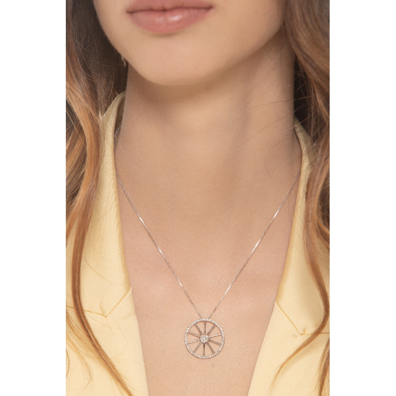Collier en or blanc 18k avec pendentif en forme de roue