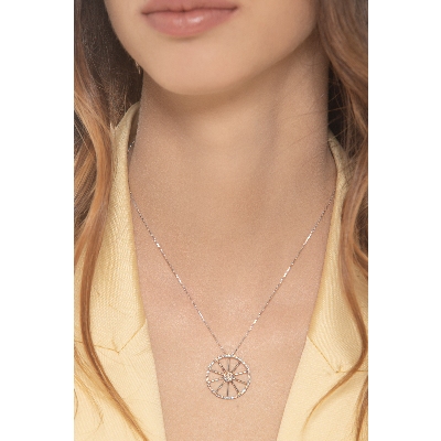 Collier en or blanc 18k avec pendentif en forme de roue