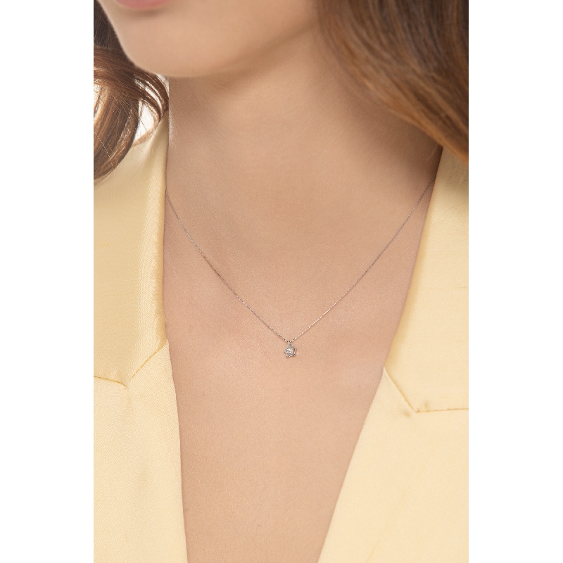 Collier en or blanc 18k fleur ornée d'un diamant