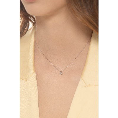 Collier en or blanc 18k fleur ornée d'un diamant