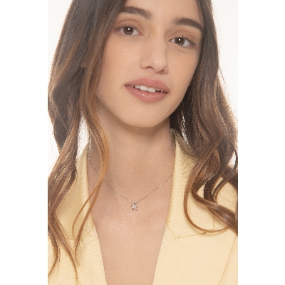 Collier avec étoile en or blanc 18k avec diamants taille brillante
