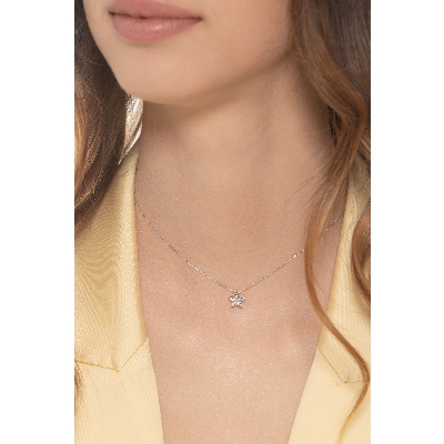 Collier avec étoile en or blanc 18k avec diamants taille brillante
