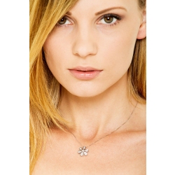 Collier en or blanc 18k avec pendentif fleur et diamants 2