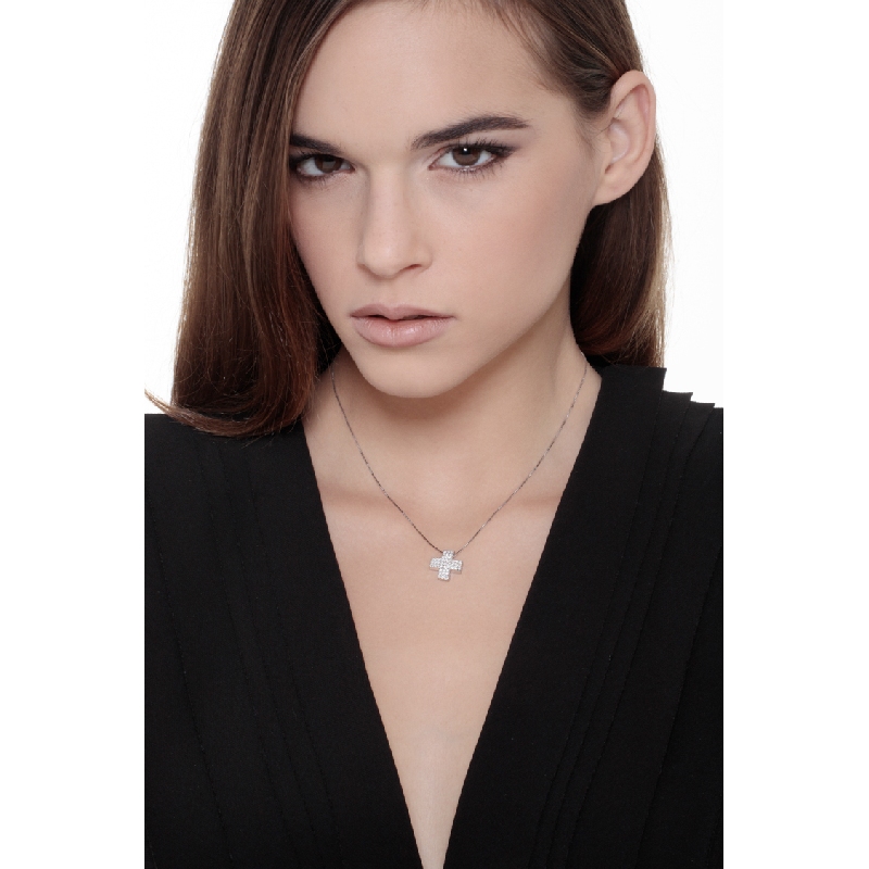 Collier en or blanc 18k avec croix en pavé de diamants
