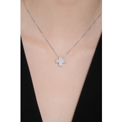 Collier en or blanc 18k avec croix en pavé de diamants 2
