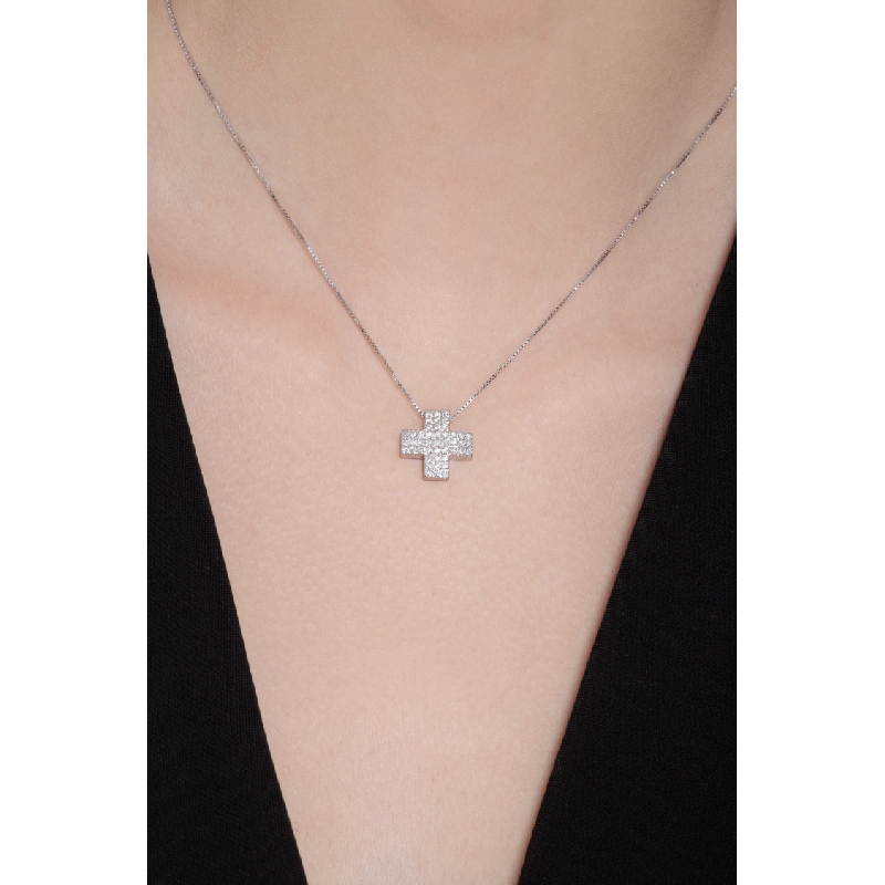 Collier en or blanc 18k avec croix en pavé de diamants