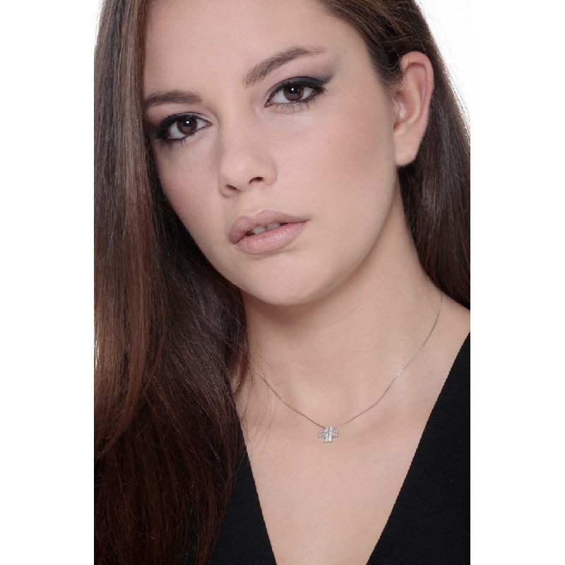 Collier en or blanc 18 carats avec croix pavée de diamants