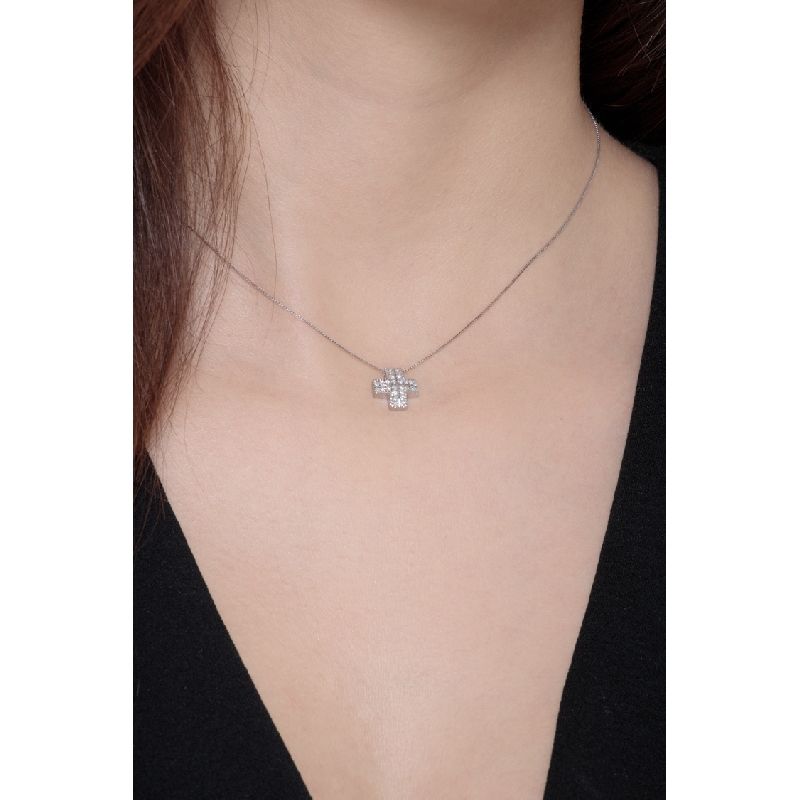 Collier en or blanc 18 carats avec croix pavée de diamants