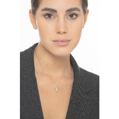 Collier en or blanc 18k avec croix sertie de diamant