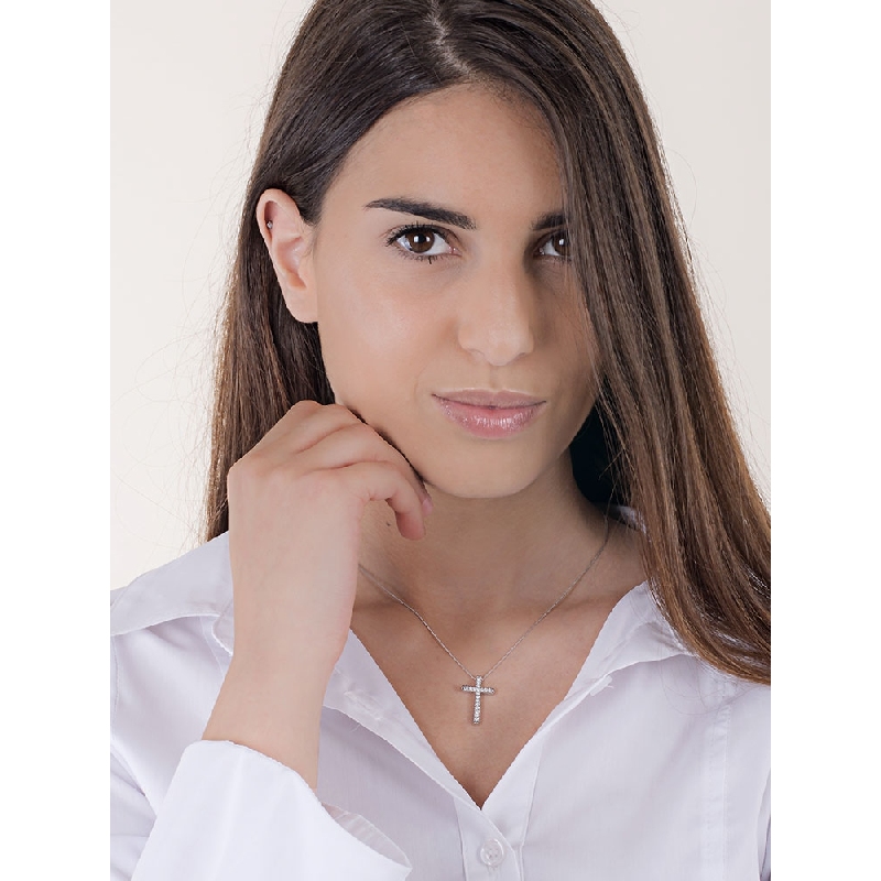 Collier en or blanc 18k avec croix sertie de brillants