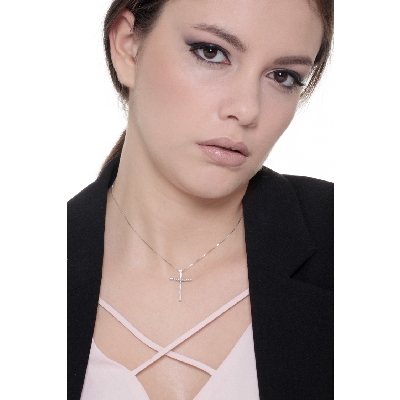 Collier en or blanc 18k avec croix sertie de diamants brillants