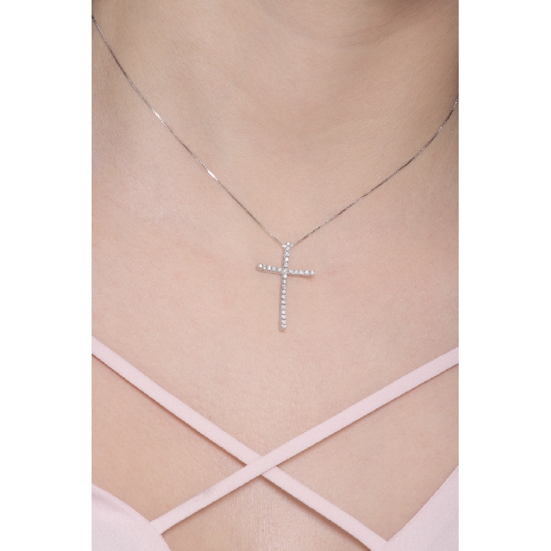 Collier en or blanc 18k avec croix sertie de diamants brillants