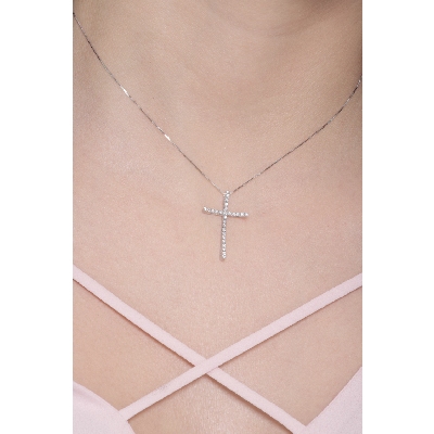 Collier en or blanc 18k avec croix sertie de diamants brillants