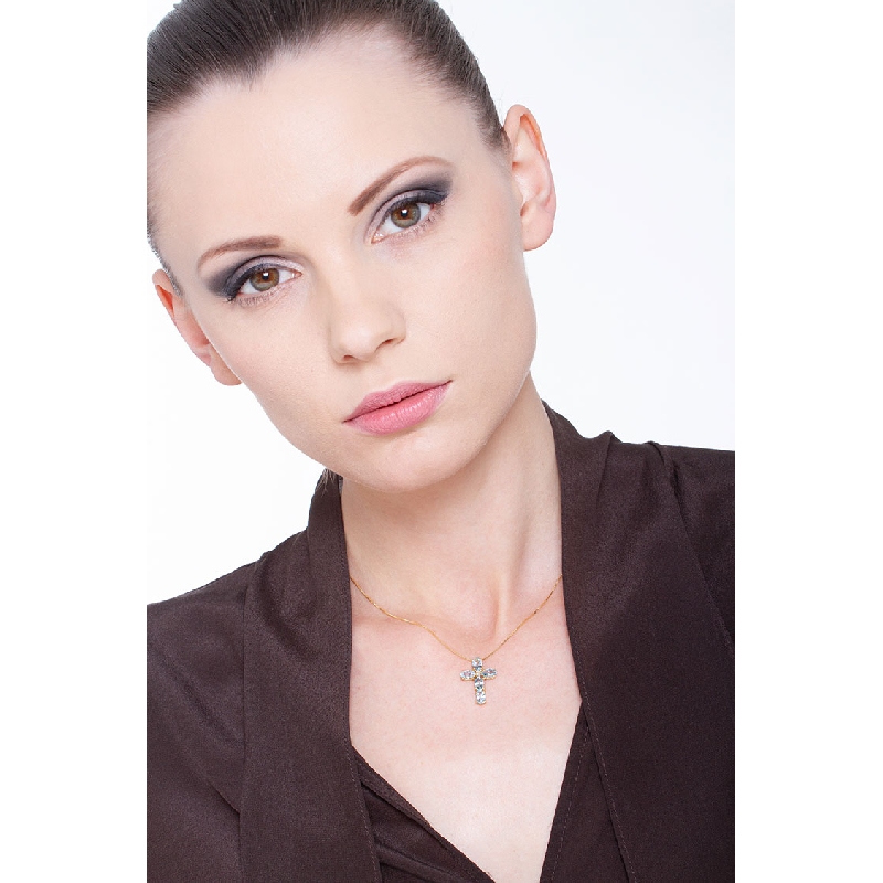 Collier en or jaune 18k avec croix sertie d’aiguemarine et diamant