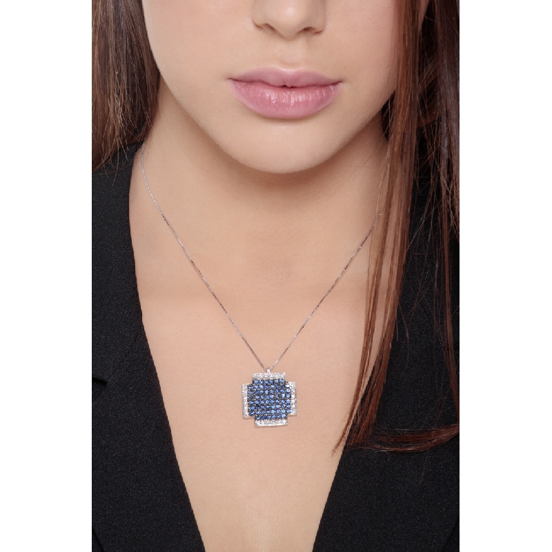 Collier en or blanc 18k avec croix carrée sertie de saphirs et diamants