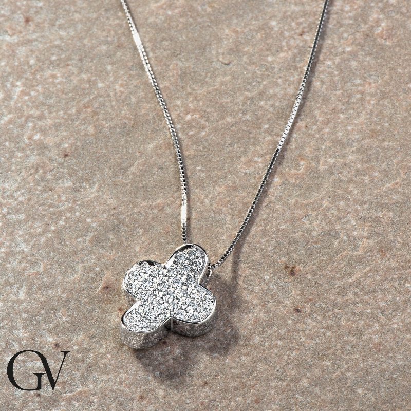 Collier en or blanc 18k avec croix bombée courbée et diamants