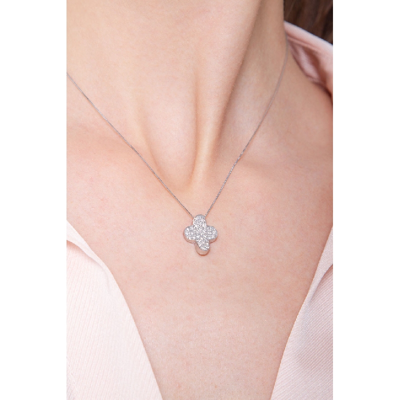 Collier en or blanc 18k avec croix bombée courbée et diamants