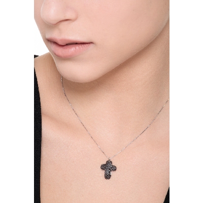 Collier avec croix bombée en or blanc 18k avec diamants noirs