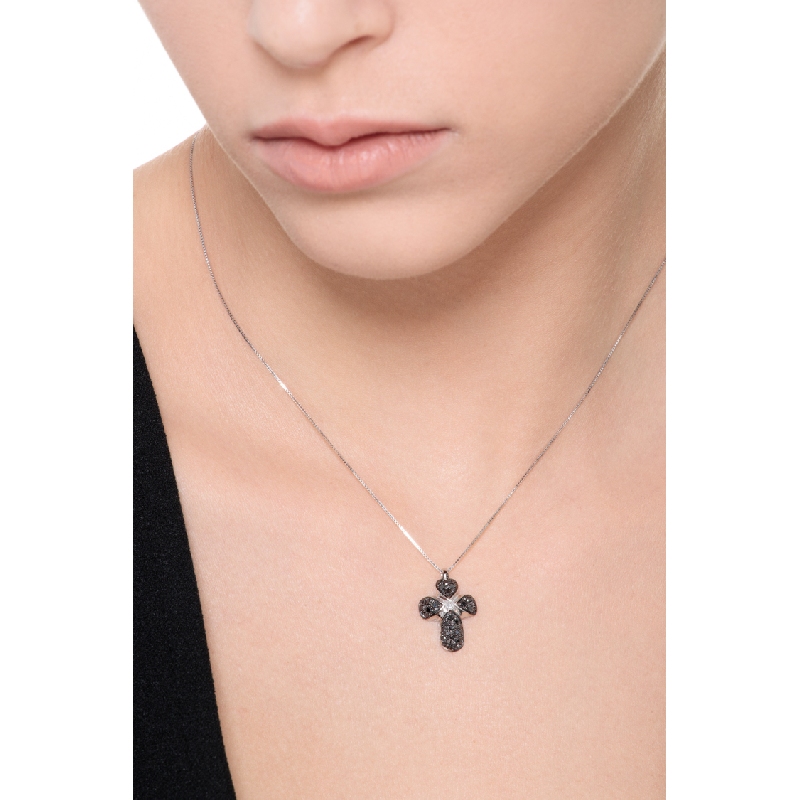Collier avec croix bombée en or blanc 18k avec diamants noirs et diamant