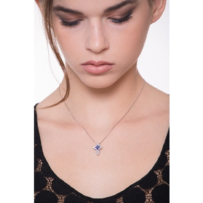Collier avec croix en or blanc 18k avec saphirs bleus et diamants