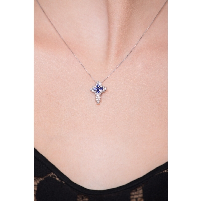 Collier avec croix en or blanc 18k avec saphirs bleus et diamants
