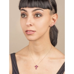 Collier en or blanc 18k avec pendentif croix serti de rubis et diamants 2