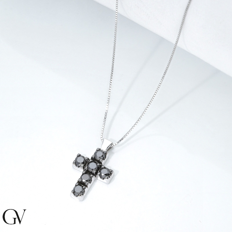 Collier en or blanc 18k avec croix en diamants noirs 50 cm