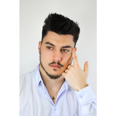 Collier en or blanc 18k avec croix en diamants noirs 50 cm