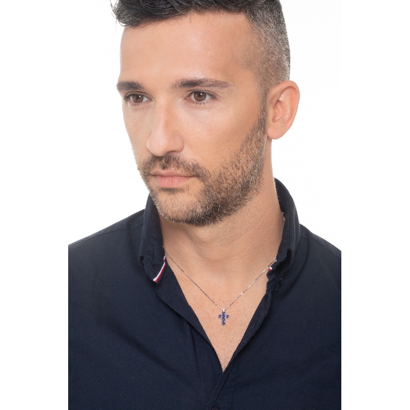 Pendentif en croix en or blanc 18 carats orné de saphirs bleus