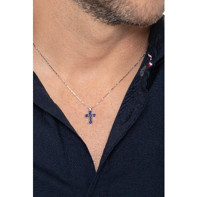 Pendentif en croix en or blanc 18 carats orné de saphirs bleus