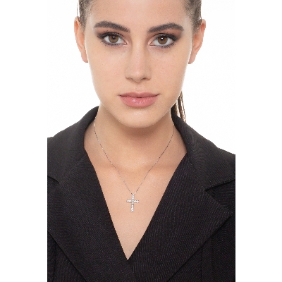 Collier en or blanc 18 carats avec une croix et des diamants, mesurant 24x15 mm