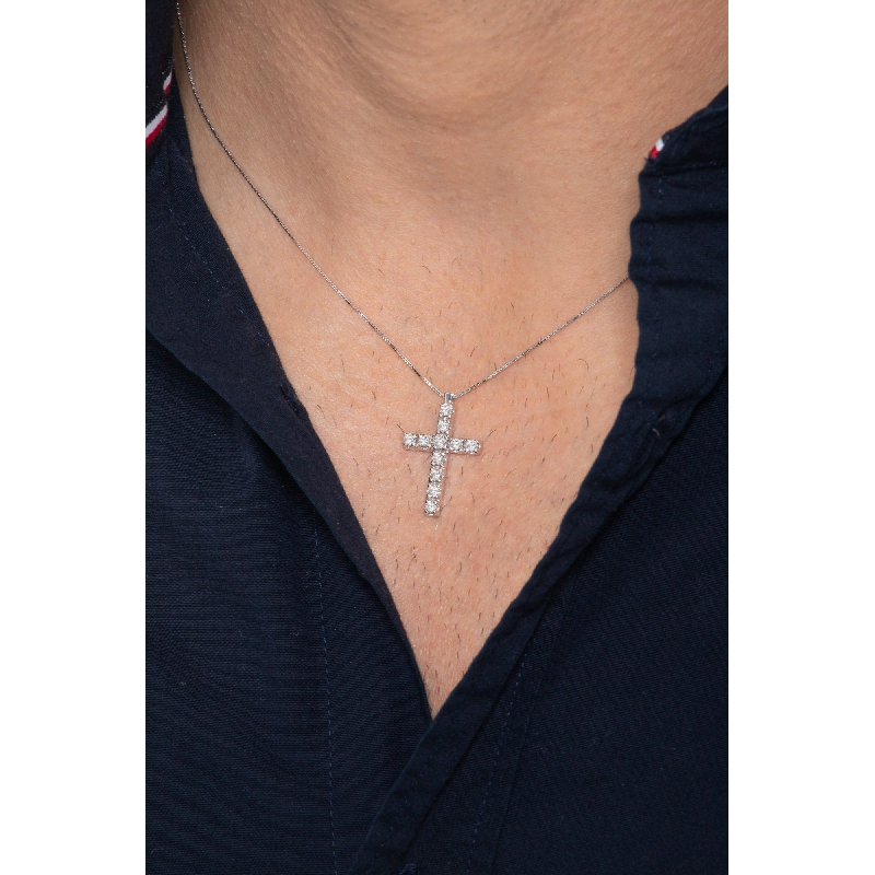 Collier en or blanc 18 carats avec une croix et des diamants 24x15 mm