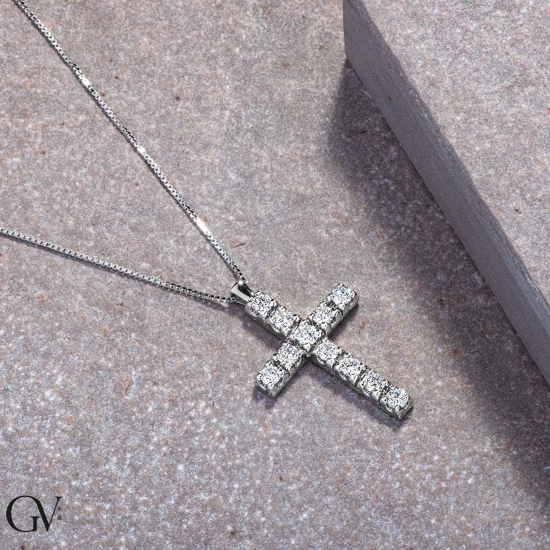 Collier en or blanc 18 carats avec une croix sertie de diamants