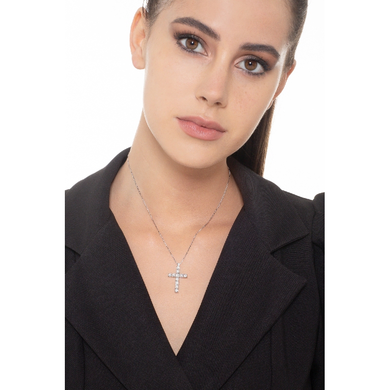 Collier en or blanc 18 carats avec une croix sertie de diamants