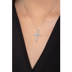 Collier en or blanc 18 carats avec une croix sertie de diamants 2
