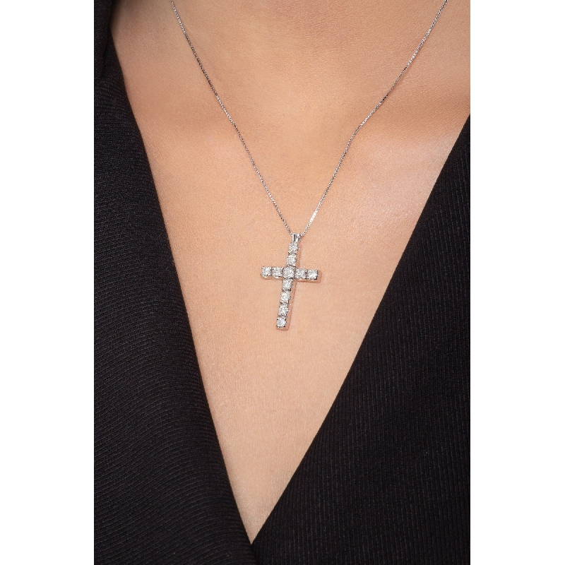 Collier en or blanc 18 carats avec une croix sertie de diamants