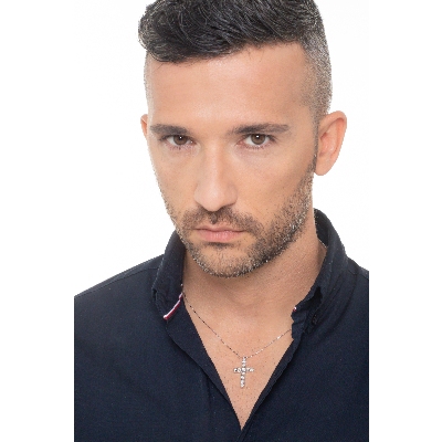 Collier homme en or blanc 18 ct avec une croix sertie de diamants