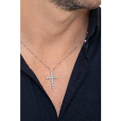 Collier homme en or blanc 18 ct avec une croix sertie de diamants