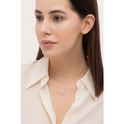 Collier en or blanc 18k avec pendentif croix en diamants 12x8 mm.