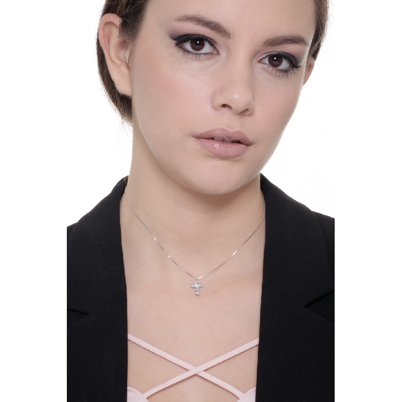 Collier en or blanc 18k avec croix ornée de diamants 13x10 mm