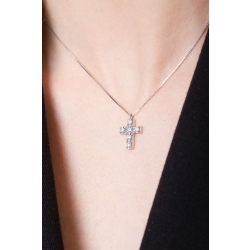 Collier en or blanc 18k avec croix ornée de diamants 2